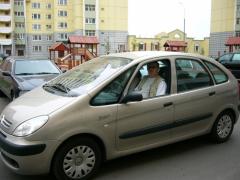 Юрик с машиной.jpg