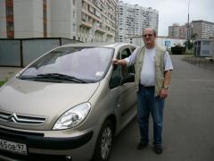 Юрик с машиной 1.jpg