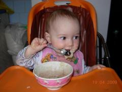 дочка учится кушать