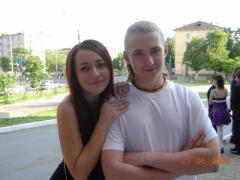 сыночек-выпускник с подружкой