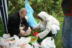 кто-то моет помидоры...