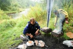 кто-то уже жарит шашлычек...