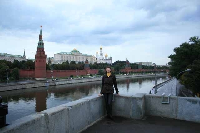 На фоне Кремля