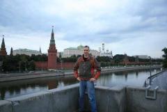 На фоне Кремля