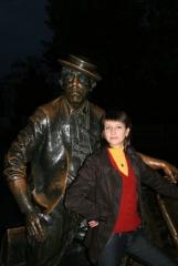 с монументом Юрия Никулина)))