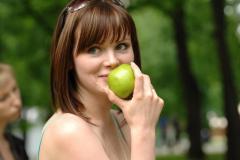 С яблоком