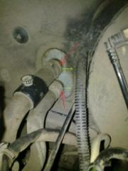 снятие фиксатора патрубков в мот отсеке