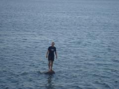 аааа! он ходит по воде)