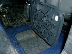 Ящик под ногами задних пассажиров