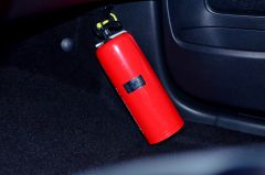 Место крепления огнетушителя.