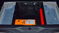 Багажник. Ниша для компрессора, знака аварийной остановки, проушины для буксировки и инструмента.