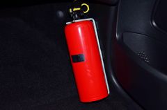 Место крепления огнетушителя.