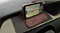 Место для смартфона 6.3" с навигацией.