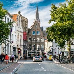 Вид на площадь "старой биржи" в Брюгге.  А вы знаете откуда ведёт своё происхождение БИРЖА? А вот со славного города Брюгге в западной Фландрии! Жило когда то одно старинное семейство Ван Дер Бурсе...