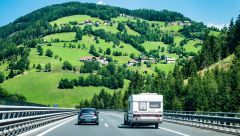 Австрия. Вид с автобана на альпийские деревни.