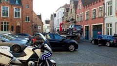 Работа эвакуатора в центре Брюгге :)