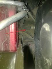 отверстие для протяжки проводов вид  под капотом